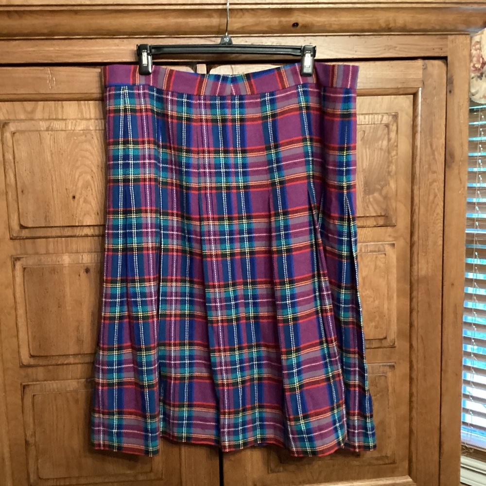 The J. Peterman Company. Multicolored plaid. Pleated skirt. Size 22.
